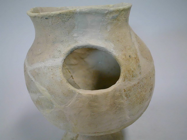 一宮市博物館データ検索システム｜弥生土器：丸窓付台付壺